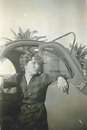 miquette-et-sa-2CV.jpg