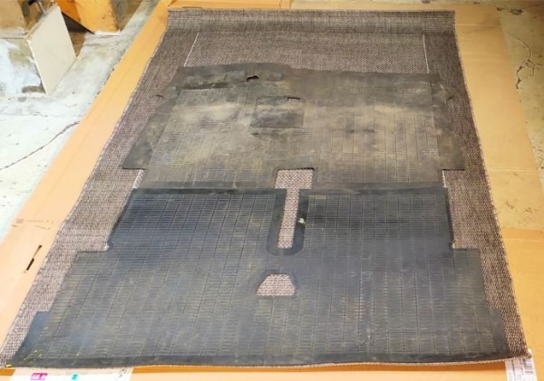 découpe d'un tapi qui remplacera les tapis de caoutchouc, et qui évite que l'humidité reste sous les tapis