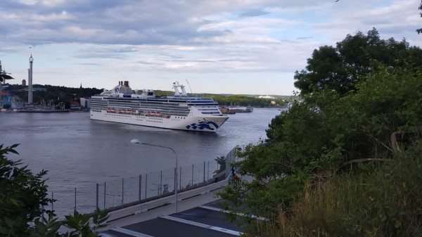 Un bateau de croisière d'en va, un autre arrive