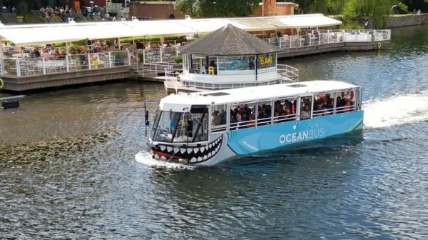 Le bus amphibie d'hier mais cette fois dans l'eau