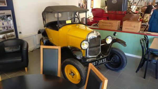 Une Citroën à l'entrée