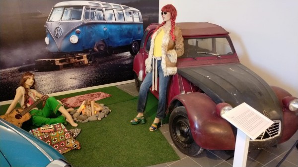 WhatsApp Image 2022-07-12 at 11.59.14.jpeg (206.14 Kio) Vu 743 fois 2cv bien mal en point présentée comme voiture de Hippies