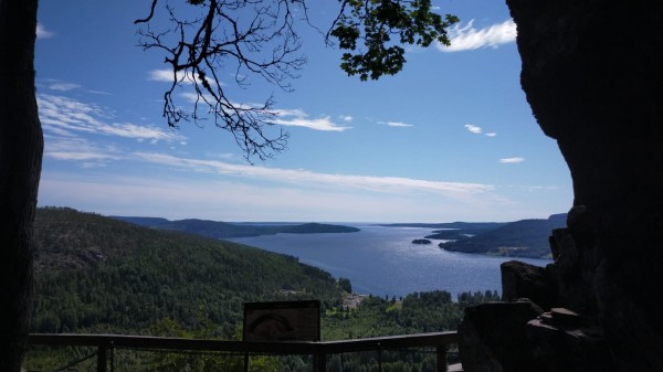 Vue de la grotte des brigant Kungsgrottan à flanc de falaise de Skuleberget