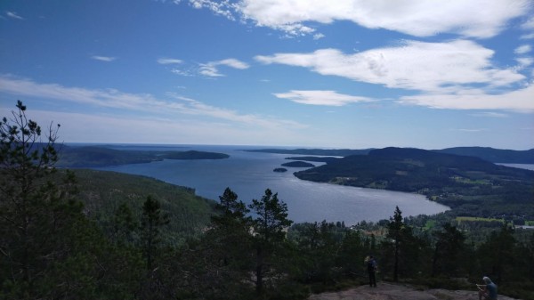 Nous voici en haut de la falaise Skuleberget. C'est aussi le haut d'une piste de ski sur l'autre versant.
