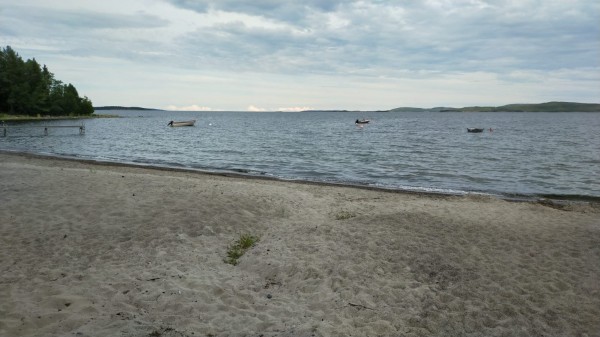 Retour par le bord de mer sous un ciel couvert