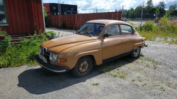 Une SAAB était garé dans le village