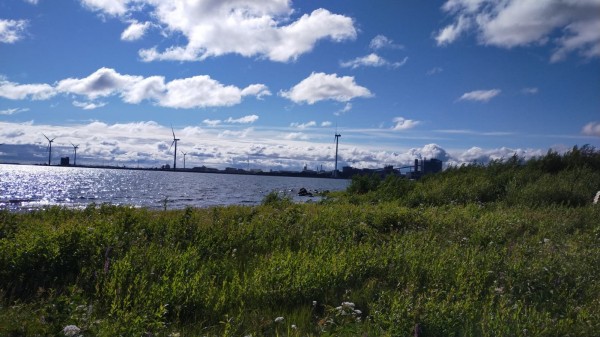 Plus grande usine d'acier inox d'Europe. L'acier viens de déchets du monde entier, et le chrome vient des mines locals. Plus de 2000 personnes y travaillent. Cette usine fait vivre la ville de Torneo