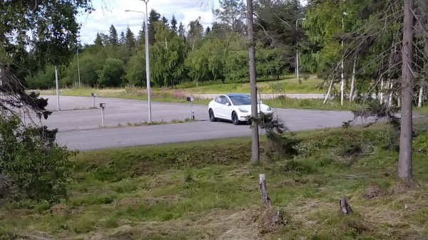 Toutes les places de parking sont équipées de prises électriques pour chauffer le moteur l'hiver. Mais certains l'utilisent pour charger leur Tesla