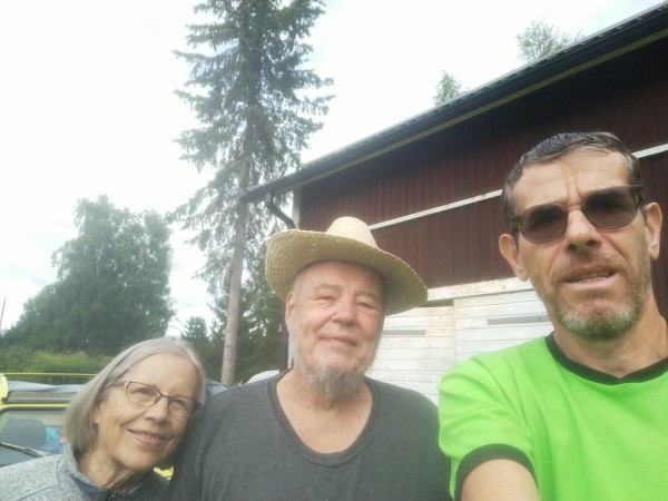 Tapani est très contant du chapeau, made in Mada, "j'aime ma deuche", que je lui ai offert