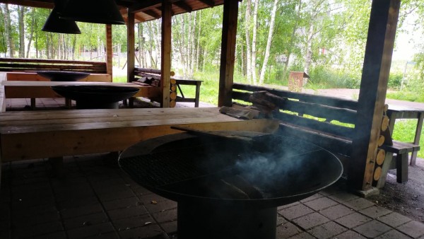 Heureusement qu'il y a un abri avec de quoi faire du feu.