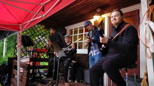 Accompagné par le "Moving méhari band"