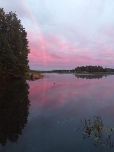 Arc en ciel dans l'eau ! à l'opposé du coucher de soleil.