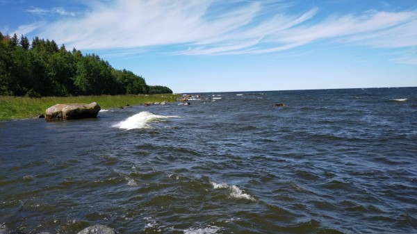 Ils faut passer de l'autre côté de l'île pour voir des vagues sur la Baltic