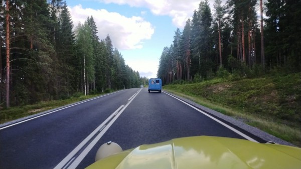 Sur la route de Tampere Devant moi, l'AK400 de Lasse et Jaana