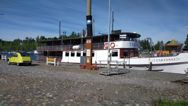 Bateau à vapeur, vieux de 110 ans qui fait le trajet de 120 km vers le nord, a travers les différents lacs et canaux.