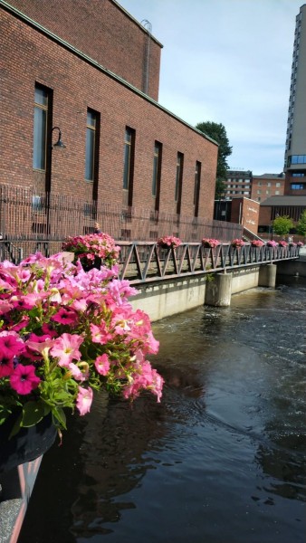 WhatsApp Image 2022-07-25 at 11.47.14.jpeg (189.94 Kio) Vu 702 fois Un des 4 barrages hydroélectriques entre les deux lacs. 16 mètre de dénivelé entre les deux lacs. Ce dernier barrage alimente principalement l'usine de papier voisine.