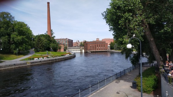 Deuxième barrage avec des usines de part et d'autre