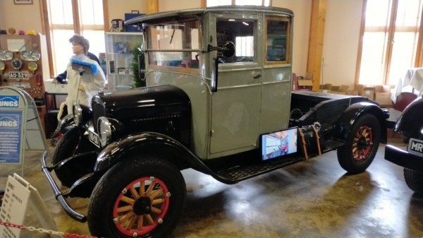 Premier camion de transport de bois du grand père de la patronne du musée