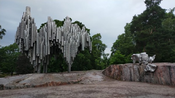 Monument Sibelius (compositeur classique Finlandais) en forme de tuyaux représentant la musique