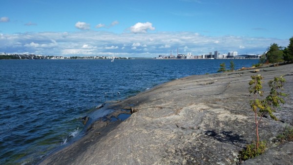 Vue de Helsinki depuis une île.