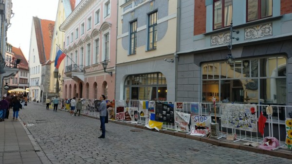 Devant l'ambassade de Russie