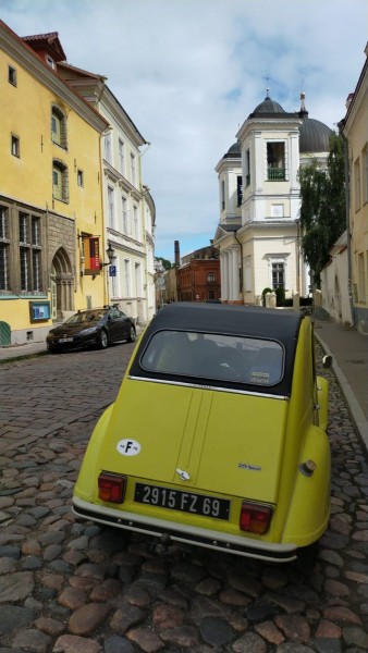 Petit tour dans la vieille ville en 2CV