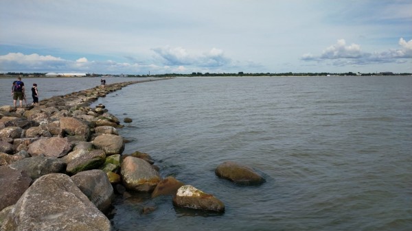 Digue à l'extrémité de l'estuaire, entre la plage de sable et le port, qui permet d'éviter l'ensablement du port. Et donc permet de chargementde gros bateaux, comme aujourd'hui avec chargement de bois.