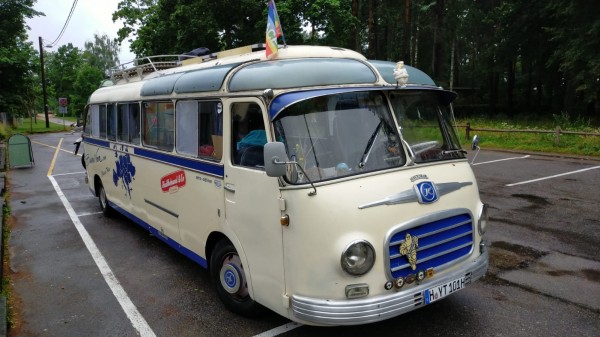 beau bus garé à proximité des dunes