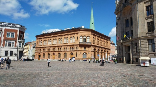 Bourse de Riga on peut remarquer le drapeau Ukrainien que l'on retrouve systématiquement avec le Letton.