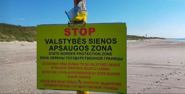 Capture 74.JPG (84.08 Kio) Vu 979 fois On remarquera le petit drapeau ukrainien sur le panneau.