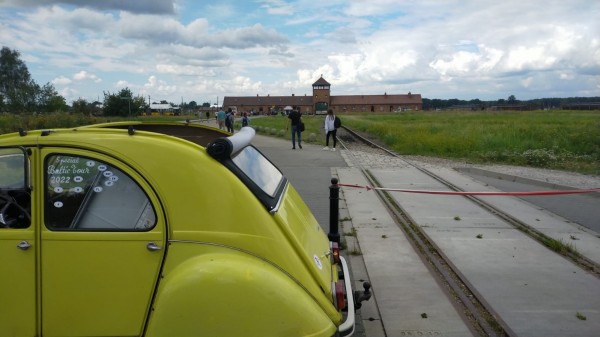 Puis passage devant Auschwitz