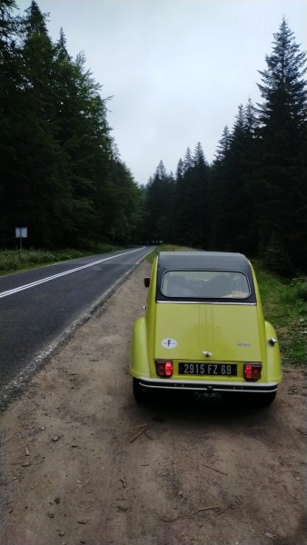 Après plus de 8500 km sur du plat, c'est maintenant que j'attaque les routes de montagne. La frontière avec la Slovaquie se trouve au col.