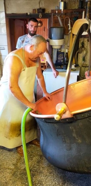 Capture 101.JPG (74.23 Kio) Vu 1140 fois Le lait chauffé au feu de bois, dans des grand chaudrons en cuivre