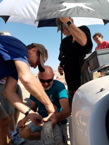 WhatsApp Image 2022-09-11 at 17.36.19.jpeg (135.46 Kio) Vu 935 fois Sur ma roue arrière droite, mon amortisseur est foutu, donc elle vibre terriblement; j'ai donc commencé par perdre les vis, que j'avais remplacé par des boulons. finalement c'est le support qui a cassé, sur les pistes du désert. Je finirai donc sans aile sur cette roue.