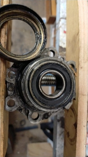 WhatsApp Image 2022-11-11 at 16.57.34.jpeg (113.08 Kio) Vu 3436 fois Le fameux roulement qui perdait sa graisse, et qui tartinait le frein avant gauche