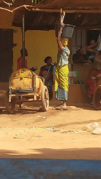 Remplissage des bassines d'eau. Tout le monde n'a pas l'eau courante dans le quartier