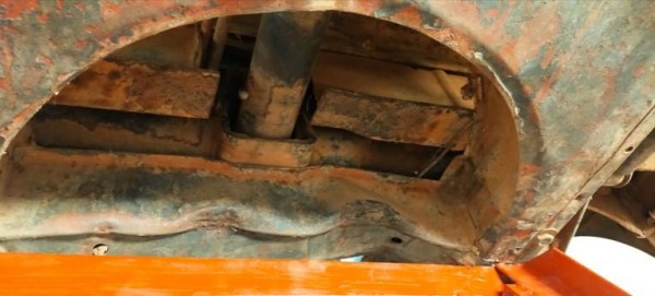 Capture 27.JPG (56.31 Kio) Vu 1981 fois la traverse du châssis est bien amochée.