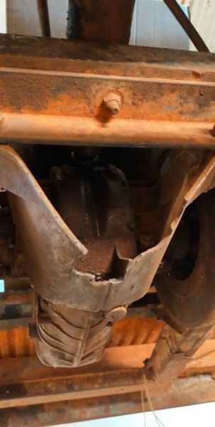 Capture 28.JPG (54.17 Kio) Vu 1981 fois le carter de la boite arrière est cassé, heureusement sans impact sur l'étanchéité.