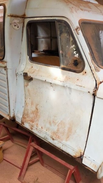 Capture 17.JPG (57.08 Kio) Vu 4537 fois la porte demandera un peut d'ajustement. Elle est un peu haute. mais pour l'instant, ce qui est important, c'est que je peux fermer les portes, et éviter trop de poussière, ou de flotte à l'intérieur.