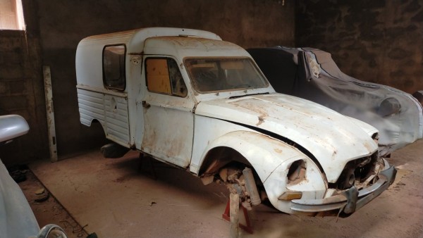 WhatsApp Image 2023-02-17 at 16.54.35.jpeg (172.74 Kio) Vu 4523 fois L'acadiane n'a pas de housse, mais une nouvelle vitre en carton sur une porte qui ferme.