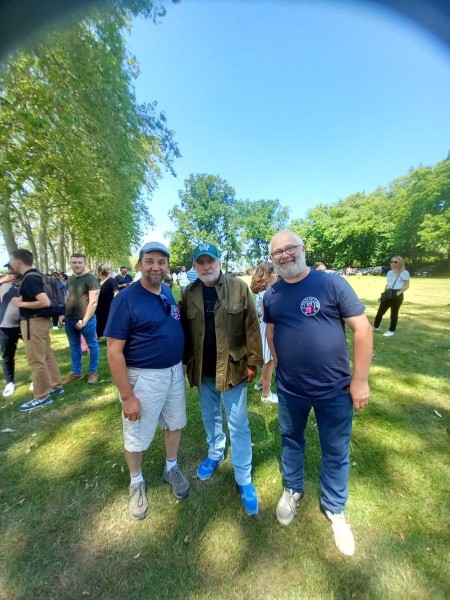 Doudou et JP ont pris une photo avec Dominique Chapate.