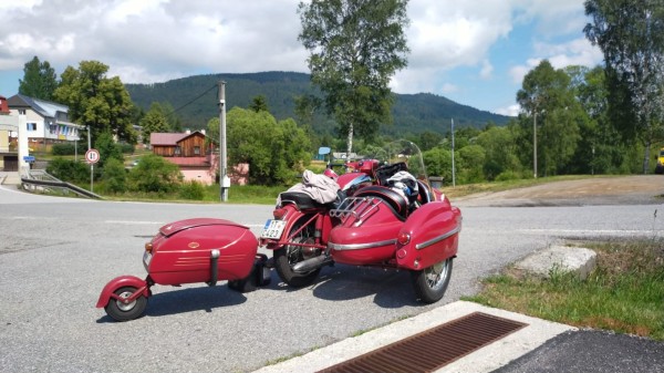 un bel attelage avec une moto JAWA 2 temps.... Un max de fumée