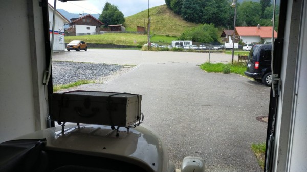 Arrêt à l'abri pendant une averse de grêle