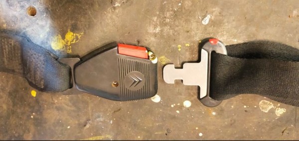 Capture 73.JPG (83.43 Kio) Vu 2931 fois la ceinture d'origine avec la pièce plastique rouge qui est cassée