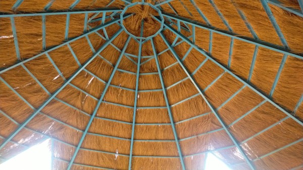 WhatsApp Image 2023-11-16 à 07.55.52_c4cf1b11.jpg (368.46 Kio) Vu 3611 fois La paillote à globalement bien résisté à la saison des pluies. le dessous de la paille n'est pas sombre, donc l'eau n'est pas trop passé à travers