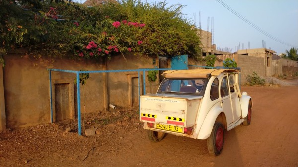 WhatsApp Image 2023-11-16 à 17.56.44_ce6e255e.jpg (313.08 Kio) Vu 3599 fois Depuis plus d'un an, j'avais détecté une fuite, après le stockage, mais je n'avais pas pris le temps de m'en occuper durant mon précédent séjour. (et le niveau ne baissait pas vraiment, freinage correct.<br />après les 9 nouveaux mois de stockage, le bocal était à moitié vide et le disque droit, bien gras