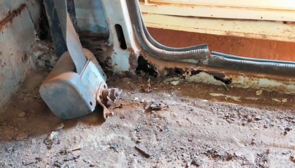 Capture 47.JPG (102.43 Kio) Vu 8713 fois coté gauche, en devisant l'enrouleur de ceinture, tous est parti avec la rouille