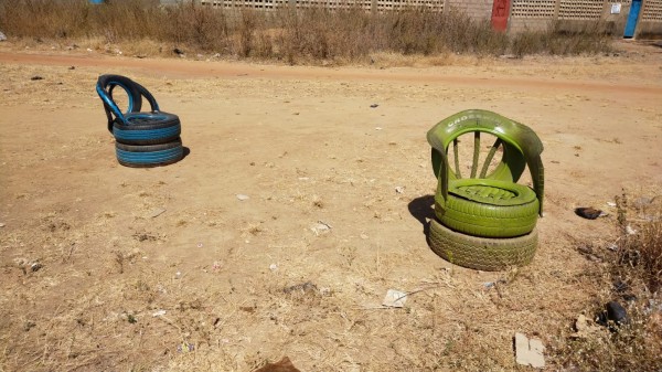 WhatsApp Image 2023-12-04 à 13.25.00_7d7cd812.jpg (365.84 Kio) Vu 3736 fois Sièges en pneus... rien est perdu, tout est récupéré