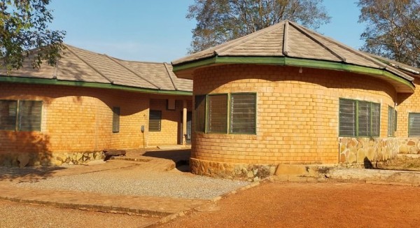 Capture 15.JPG (119.25 Kio) Vu 3705 fois La maison d'information me rappel étrangement ma maison de Ouaga