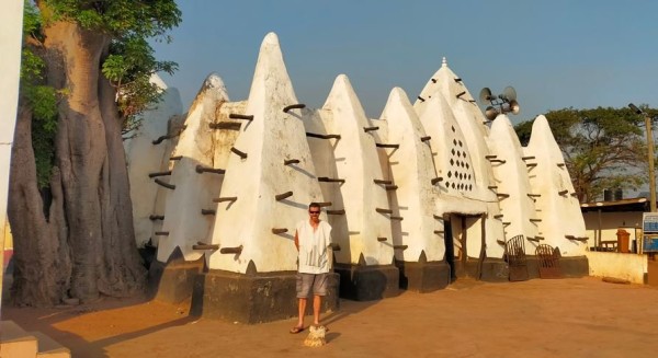 Capture 35.JPG (81.43 Kio) Vu 3699 fois puis visite de la mosquée de Larabanga, une des plus ancienne d'Afrique de l'ouest, vieille de 600 ans.